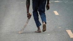 Asaltan con machetes a estadounidenses en Kenia mientras el coche graba las imágenes