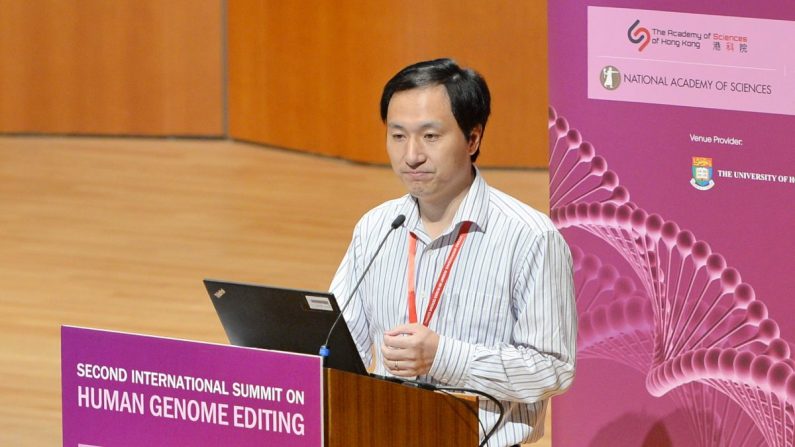 El científico chino He Jiankui habla en la Segunda Cumbre Internacional sobre la Modificación del Genoma Humano en Hong Kong el 28 de noviembre de 2018. (Song Bilong/La Gran Época)