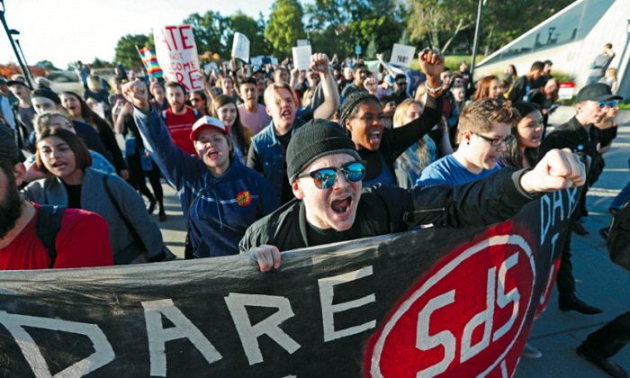 Manifestantes protestan en la Universidad de Utah contra un evento en el que se presentaba un orador conservador en Salt Lake City el 27 de septiembre de 2017. (GEORGE FREY/GETTY IMAGES)