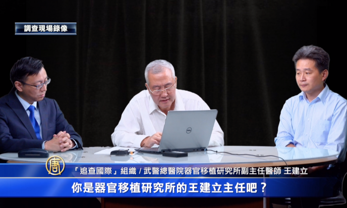 El presidente de la Organización Mundial para Investigar la Persecución a Falun Gong, Wang Zhiyuan (centro) realiza llamadas telefónicas a médicos de trasplante en China, junto a los analistas de NTD Tang Jingyuan (izquierda) y Xia Xiaoqiang (derecha), en la ciudad de Nueva York, el 2 de noviembre de 2018. (Captura de pantalla/NTD)
