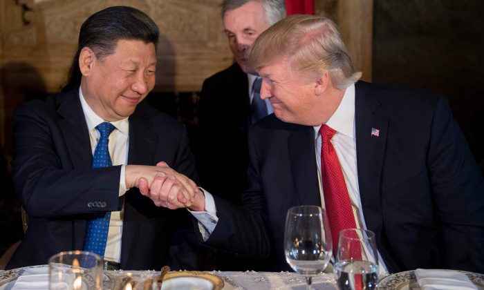 El presidente de Estados Unidos, Donald Trump (derecha), y el mandatario chino Xi Jinping (izquierda) se dan la mano durante la cena en la finca Mar-a-Lago en West Palm Beach, Florida, el 6 de abril de 2017. (JIM WATSON/AFP/Getty Images)