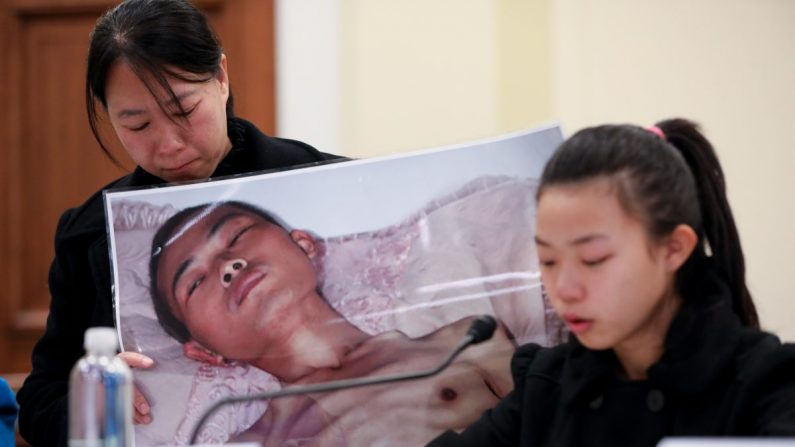 Xu Xinyang (der.), una joven de 17 años cuyo padre (en la foto) murió como resultado de la tortura que sufrió en China a causa de su creencia en Falun Dafa, habla en el foro “El Deterioro de los Derechos Humanos y el Movimiento Tuidang en China”, junto a su madre Chi Lihua en el Congreso de Washington, el 4 de diciembre de 2018. (Samira Bouaou/La Gran Época)