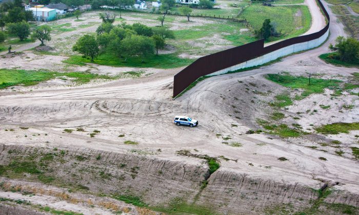 Una parte del muro fronterizo que separa Texas y México el 30 de mayo de 2017. (Benjamin Chasteen/The Epoch Times)