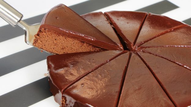 Sin culpas: estudio concluye que desayunar un pedazo de torta de chocolate ayudaría a perder peso