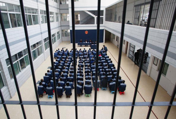 Presos asisten a una conmutación de sentencia en la prisión de Hongshan en la provincia de Hubei, el 10 de diciembre de 2004. (China Photos/GettyImages)