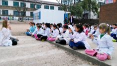 La meditación en escuela de Uruguay transforma estudiantes violentos en niños tolerantes y tranquilos