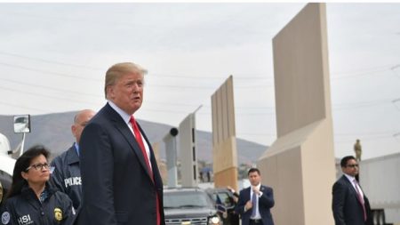 Mayoría de estadounidenses ahora apoyan el muro fronterizo al estilo de Trump, dice encuesta