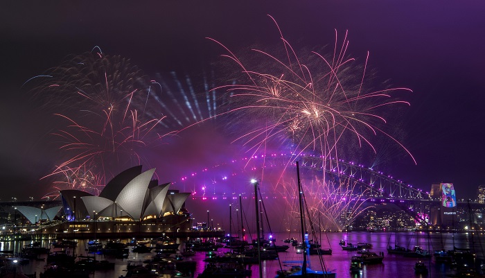 En el momento álgido de los fuegos artificiales por el Año Nuevo, las autoridades australianas proyectaron en el emblemático Puente de la Bahía de Sídney "¡Feliz Año Nuevo 2018!, en lugar de 2019. EFE/ Brendan Esposito 