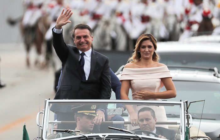 El nuevo presidente brasileño, Jair Bolsonaro (i), saluda junto a su esposa Michele (d), a bordo de un Rolls Royce durante un corto recorrido para dirigirse al Palacio de Planalto, donde recibirá la banda presidencial de manos de su antecesor, Michel Temer, en Brasilia (Brasil). EFE/Antonio Lacerda