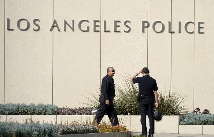 Al menos tres personas murieron y otras 4 han resultado heridas en un tiroteo registrado esta madrugada en una bolera de la localidad de Torrance, en el condado de Los Ángeles (EEUU), informaron medios locales. EFE/Paul Buck