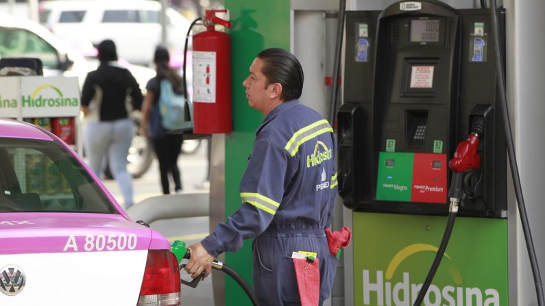 Al menos ocho estados mexicanos registran desabastecimiento de combustible en algunas gasolineras desde inicios de año, una problemática que el presidente Andrés Manuel López Obrador atribuyó a un cambio en el modelo de suministro para combatir el robo de gasolina. (EFE/Archivo)
