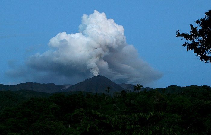El Instituto Geofísico (IG) de la Escuela Politécnica Nacional de Ecuador informó hoy que durante la pasada noche se observó el descenso de bloques incandescentes hasta unos 1.000 metros bajo el nivel del cráter del volcán Reventador. EFE/José Jácome