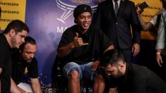 Ronaldinho recibe homenaje en el Maracaná registrando sus pies en el paseo de la fama