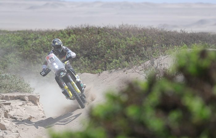 El estadounidense Andrew Short conduce su motocicleta Husqvarna hoy durante la tercera etapa del Rally Dakar 2019 entre San Juan de Marcona y Arequipa (Perú). EFE/ Ernesto Arias