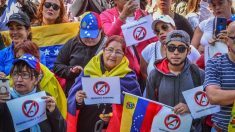 Venezolanos protestan contra Maduro frente a la embajada de su país en Lima