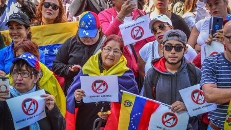 Venezolanos protestan contra Maduro frente a la embajada de su país en Lima