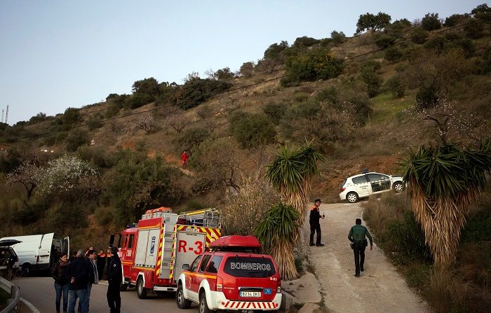Miembros de la Guardia Civil, Proteción Civil, Bomberos coordinan el dispositivo de rescate del niño de 2 años que ha caído este domingo a un pozo de unos 150 metros de profundidad en la localidad malagueña de Totalán. (EFE/Daniel Pérez)