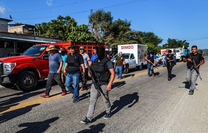 Un centenar de habitantes de la comunidad de Xaltianguis, zona rural de Acapulco, estado de Guerrero, bloqueron este martes la carretera Acapulco-México para exigir la liberación de ocho personas, entre ellos cuatro menores, que presuntamente fueron privados de su libertad por policías comunitarios. EFE