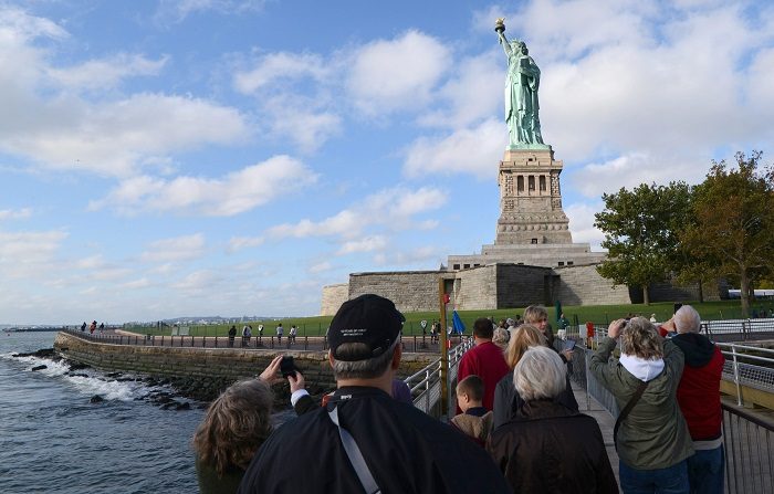 La ciudad de Nueva York recibió en 2018 un total de 65,2 millones de turistas, una cifra récord, que el Organismo de Turismo de la ciudad espera superar en 2019 con 67 millones de visitantes. EFE/EPA/PETER FOLEY