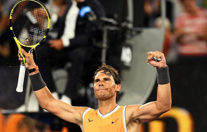 El tenista español Rafael Nadal celebra su victoria en el partido de la tercera ronda del Abierto de Australia que disputó este viernes contra el australiano Alex de Miñaur, en Melbourne, Australia. EFE/ Lukas Coch 