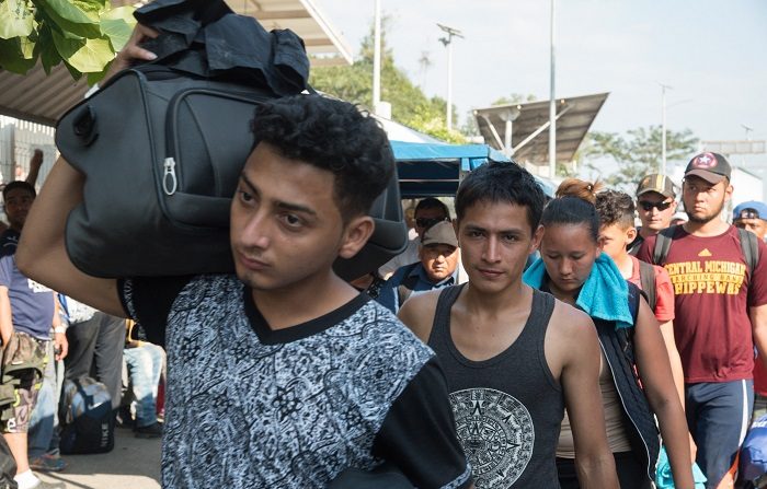 Más de 2.000 integrantes de la caravana de migrantes que busca llegar a Estados Unidos entraron a México desde Guatemala en las últimas horas por el puente internacional, pero sin cumplir los protocolos de registro establecidos por las autoridades. EFE/Rodrigo Pardo