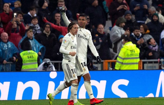 Un gran gol de Casemiro y otro de Modric premiaron este sábado la mejoría del Real Madrid, que derrotó por 2-0, a base de empuje y buen fútbol, a un Sevilla que extendió su mala racha en el Santiago Bernabéu, un estadio en el que lleva doce derrotas seguidas. EFE