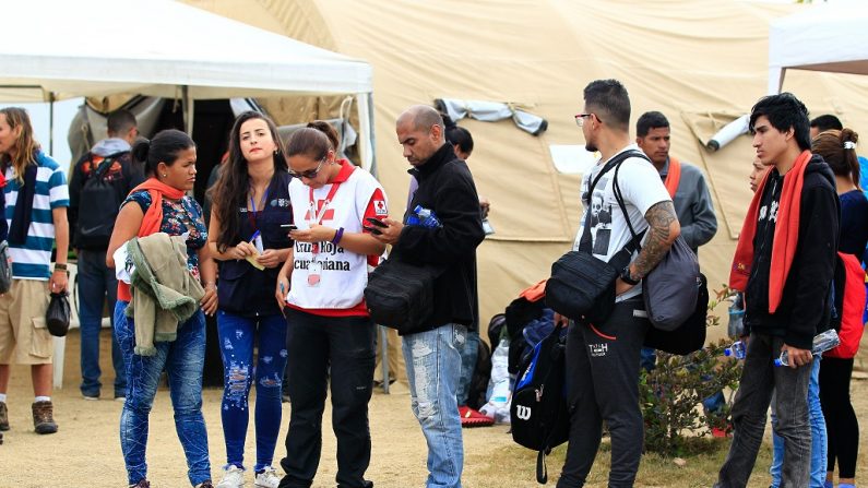 Ciudadanos venezolanos llegan a migración, en la zona fronteriza de Huaquillas, Ecuador. (EFE/JOSÉ JÁCOME)