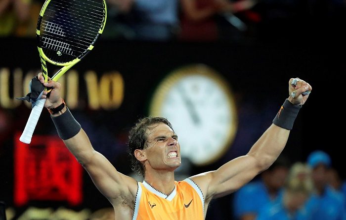 El tenista spañol Rafael Nadal celebra tras imponerse al estadounidense Frances Tiafoe en su partido de cuartos de final del Abierto de Australia de tenis disputado este martes en Melbourne. EFE/MAST IRHAM