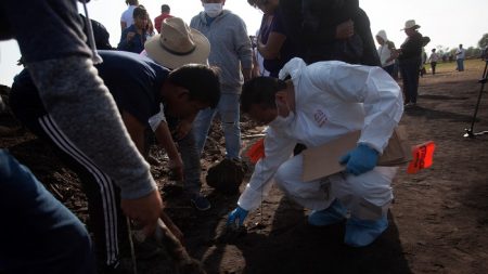 Sube a 93 cifra de fallecidos al explotar toma ilegal de gasolina en México