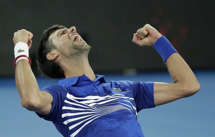 El serbio Novak Djokovic, posa con el trofeo tras ganar la final masculina del Abierto de Australia ante el español Rafa Nadal, en Melbourne, Australia. EFE/EPA/MAST IRHAM