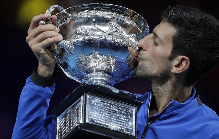 El serbio Novak Djokovic, posa con el trofeo tras ganar la final masculina del Abierto de Australia ante el español Rafa Nadal, en Melbourne, Australia. EFE/EPA/MAST IRHAM