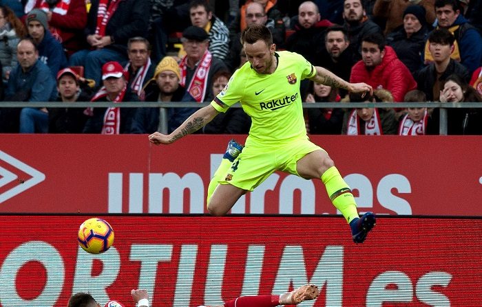 El centrocampista croata del Barcelona Ivan Rakitic salta por encima del centrocampista del Girona Aleix García en partido de Liga en el estadio de Montilivi en Girona. EFE