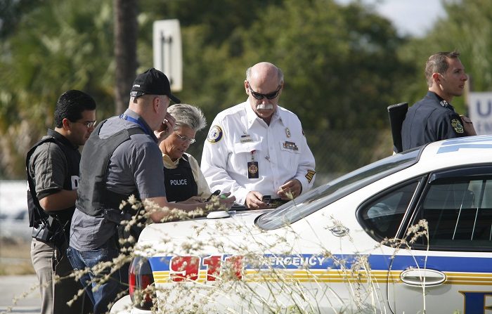 Un hombre que buscaba piezas de valor bajo el agua con un detector de metales encontró una granada de mano en una zona de Ocala (centro de Florida), la depositó en su vehículo y condujo hasta un local de comida rápida, desde donde alertó de su hallazgo a la Policía, informaron hoy las autoridades. EFE/CHRIS LIVINGSTON