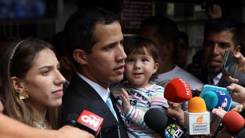 El presidente encargado, Juan Guaidó (c), acompañado de su esposa, Fabiana Rosales (i), y su hija Miranda habla con la prensa desde su casa el 31 de enero de 2019 en Caracas, Venezuela. (EFE)