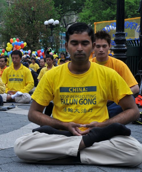 Suman hace la meditación de Falun Dafa en grupo en un parque público. (Crédito: Dai Bing / Epochtimes)
