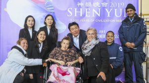 Su hermana soñó con ver a Shen Yun durante 10 años, y despierta durante la experiencia