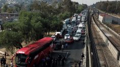 Mexicanos “gastan” fin de semana para “cargar” gasolina ante crisis de abasto