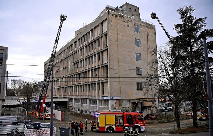 Bomberos extinguen el incendio desencadenado tras una explosión este jueves en un edificio de la Universidad de Lyon, en Francia. Al menos una persona resultó herida leve a causa de la explosión, que estuvo causada por tres bombonas de gas que se encontraban en el techo del edificio donde se realizaban obras de impermeabilización.EFE/ Stephane Guiochon