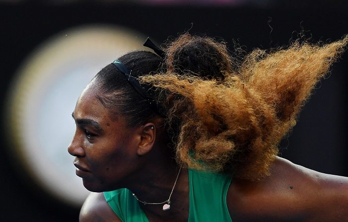 La tenista estadounidense Serena Williams durante el partido de octavos de final ante la rumana Simona Halep este lunes en el Rod Laver Arena en Melbourne (Australia). EFE/  Lukas Coch