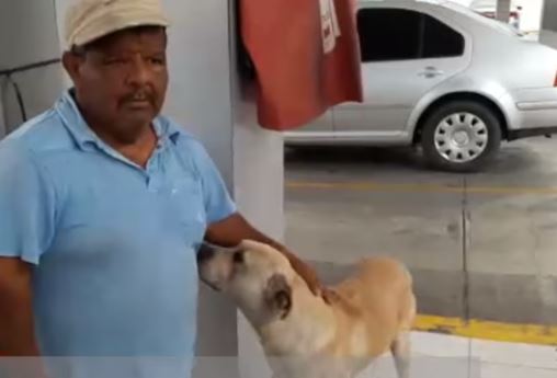 Randy observa con cariño a un trabajador de una gasolinera a quien salvó de un atraco la madrugada pasada. (Captura de vídeo)