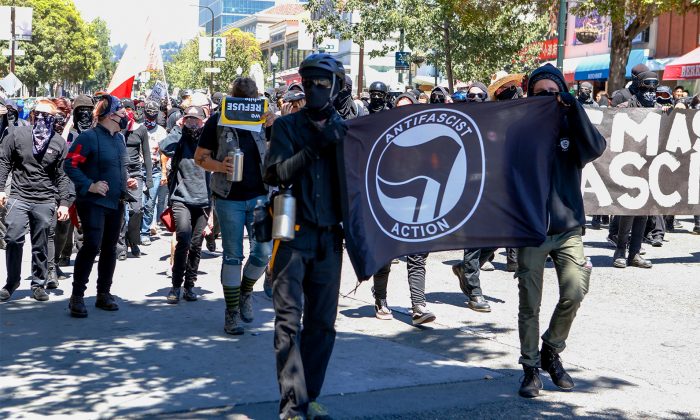 Militantes Antifa marchan con otros grupos en Berkeley, el 5 de agosto de 2018. (Amy Osborne/AFP/Getty Images)