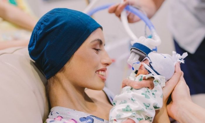 Brianna Rawlings, fotografiada en el hospital con su hijo recién nacido Kyden. (GoFundMe)