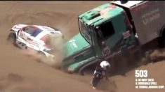 El violento choque entre un camión y un auto en el Dakar: piloto se salvó de ser arrollado