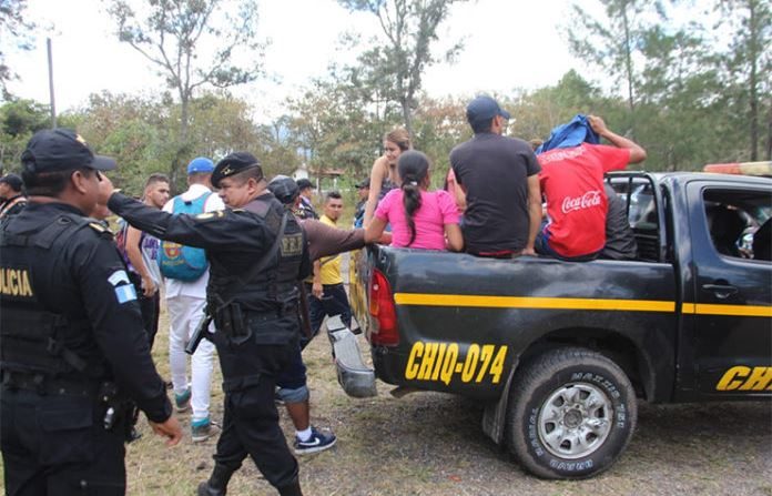 Policía Nacional de Guatemala detiene a migrantes ilegales hondureños en territorio nacional el 15 de enero de 2019. (Mingob)