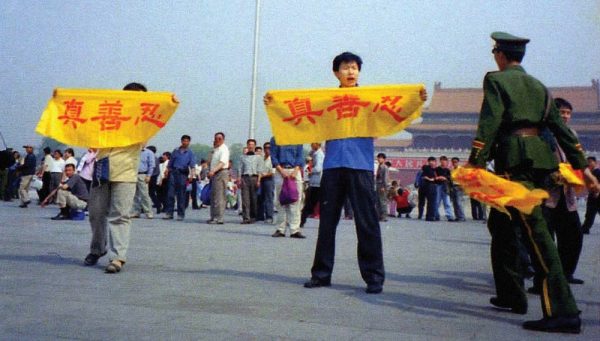 Un policía chino se acerca a practicantes de Falun Gong que viajaron hasta la Plaza Tiananmen para hacer apelaciones pacíficas contra la persecución en 2001. (Cortesía de Minghui)