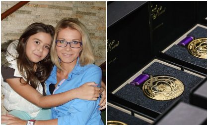 Mamás lloran de emoción al recibir de sus hijos graduados una medalla de honor por su sacrificio