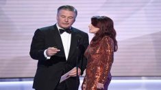 Alec Baldwin bromea con su hijo pequeño y demuestra que tiene grandes habilidades como padre