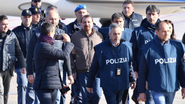 El terrorista de izquierda Cesare Battisti ya está en Italia para cumplir cadena perpetua