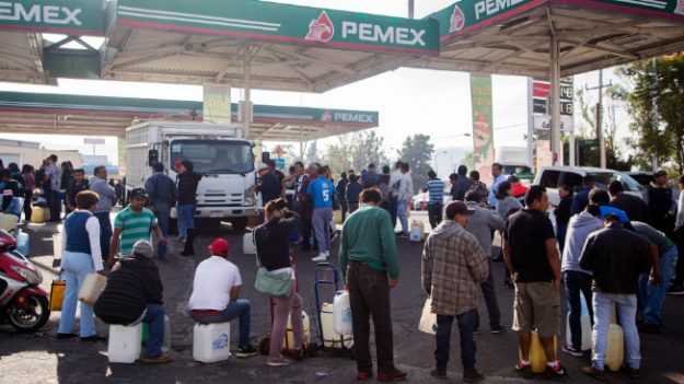 México: seguirán las “demoras, retrasos y desabasto” de gasolina, afirmó López Obrador