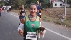 Corría una maratón, pero encontró un perrito abandonado y lo cargó 30 kilómetros hasta la meta